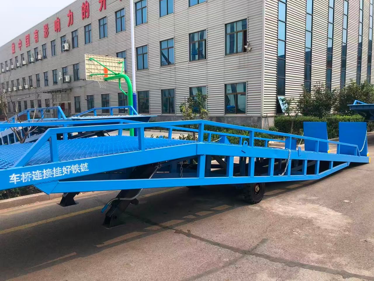 Mobile dock ramp hidrolik 10 ton Perkasa Ramp tampak samping