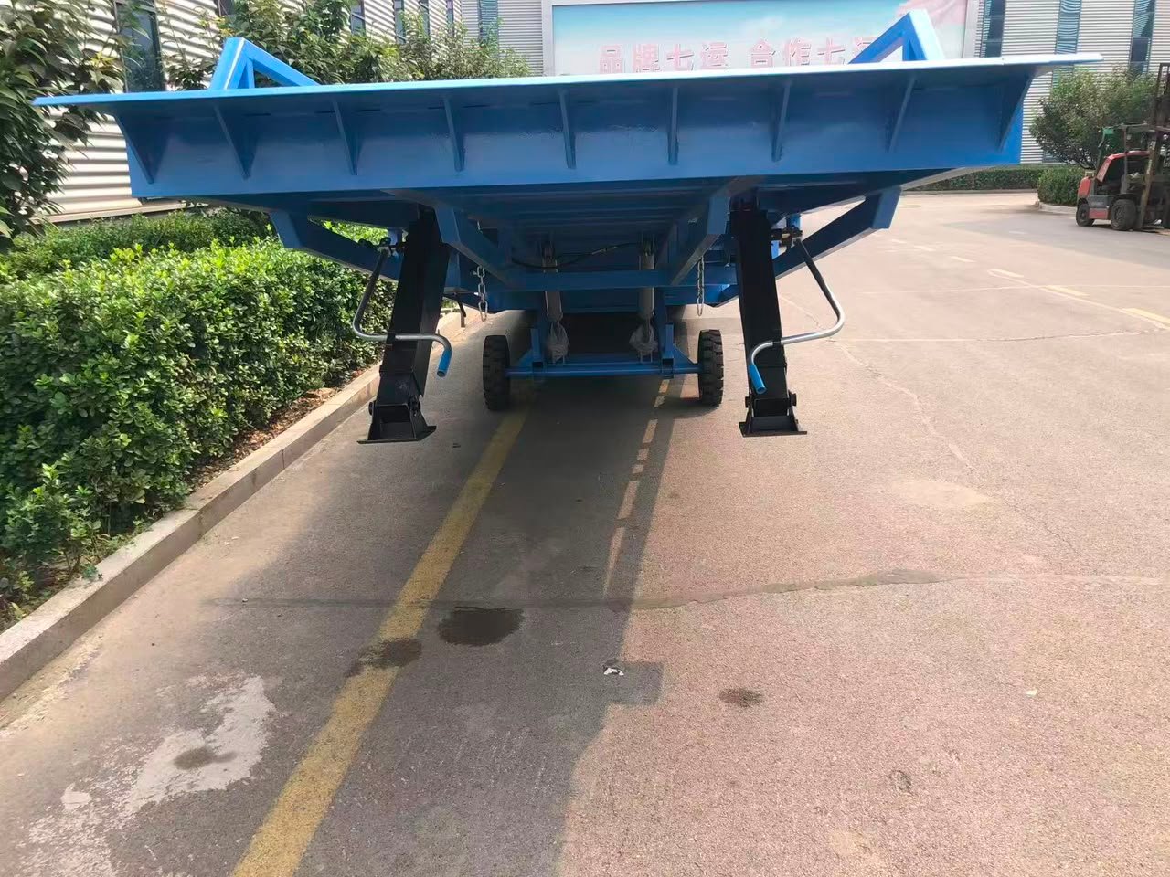 Dock ramp mobile terpasang di bak truk saat bongkar muat forklift