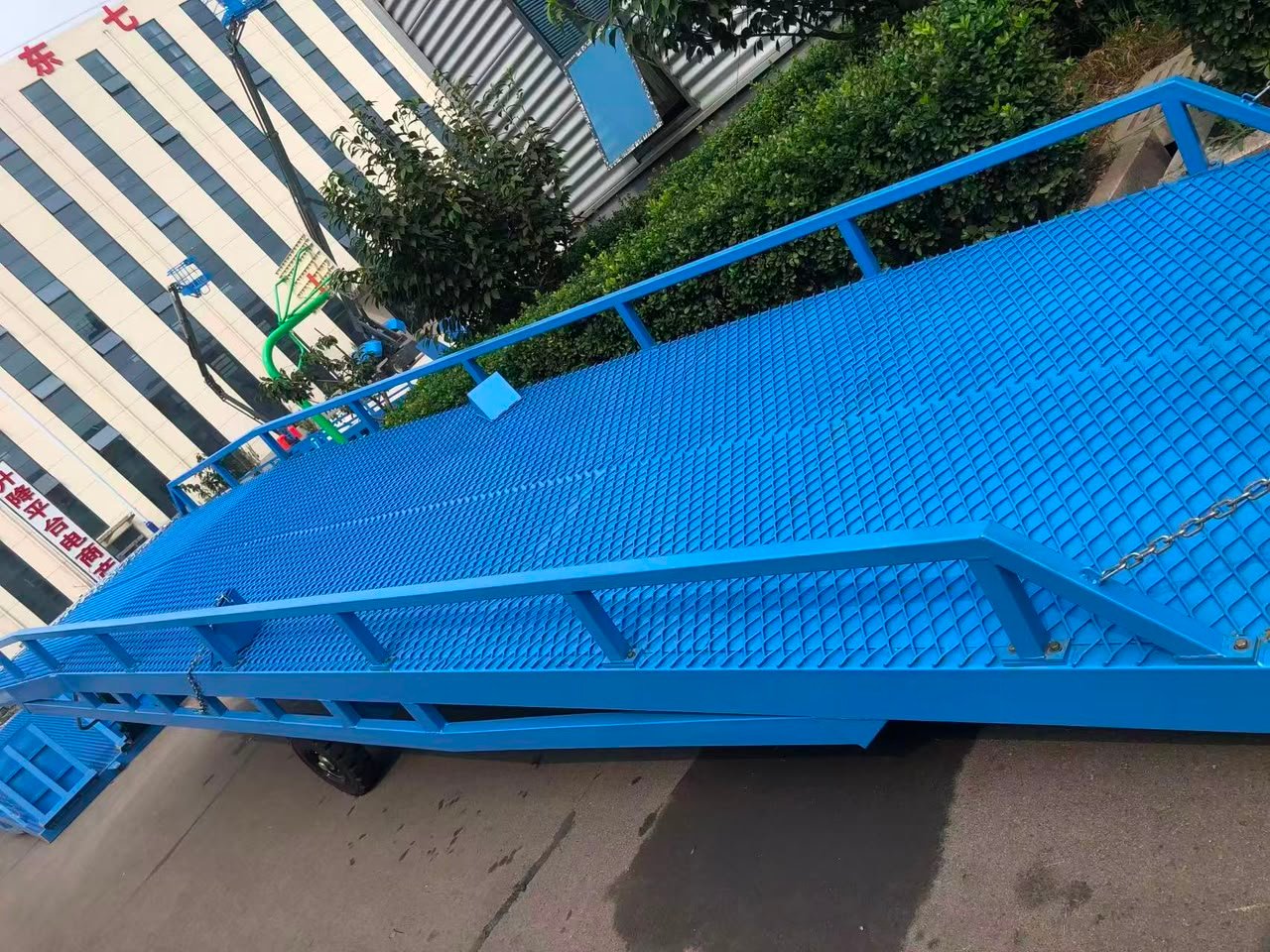 Permukaan anti-slip diamond grating dock ramp Perkasa Ramp