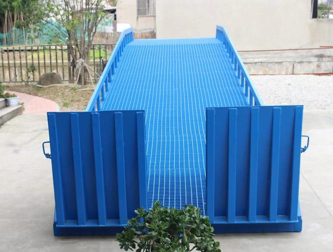 Dock ramp 10 ton dengan kaki penyangga dan ban solid 600-9